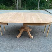 Table à manger ronde extensible décapée en merisier massif brut pied centra