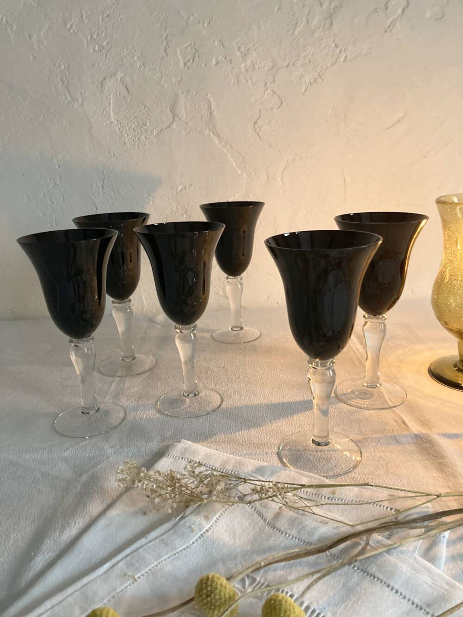 6 stemmed glasses with black glass bowl