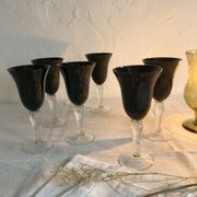 6 stemmed glasses with black glass bowl