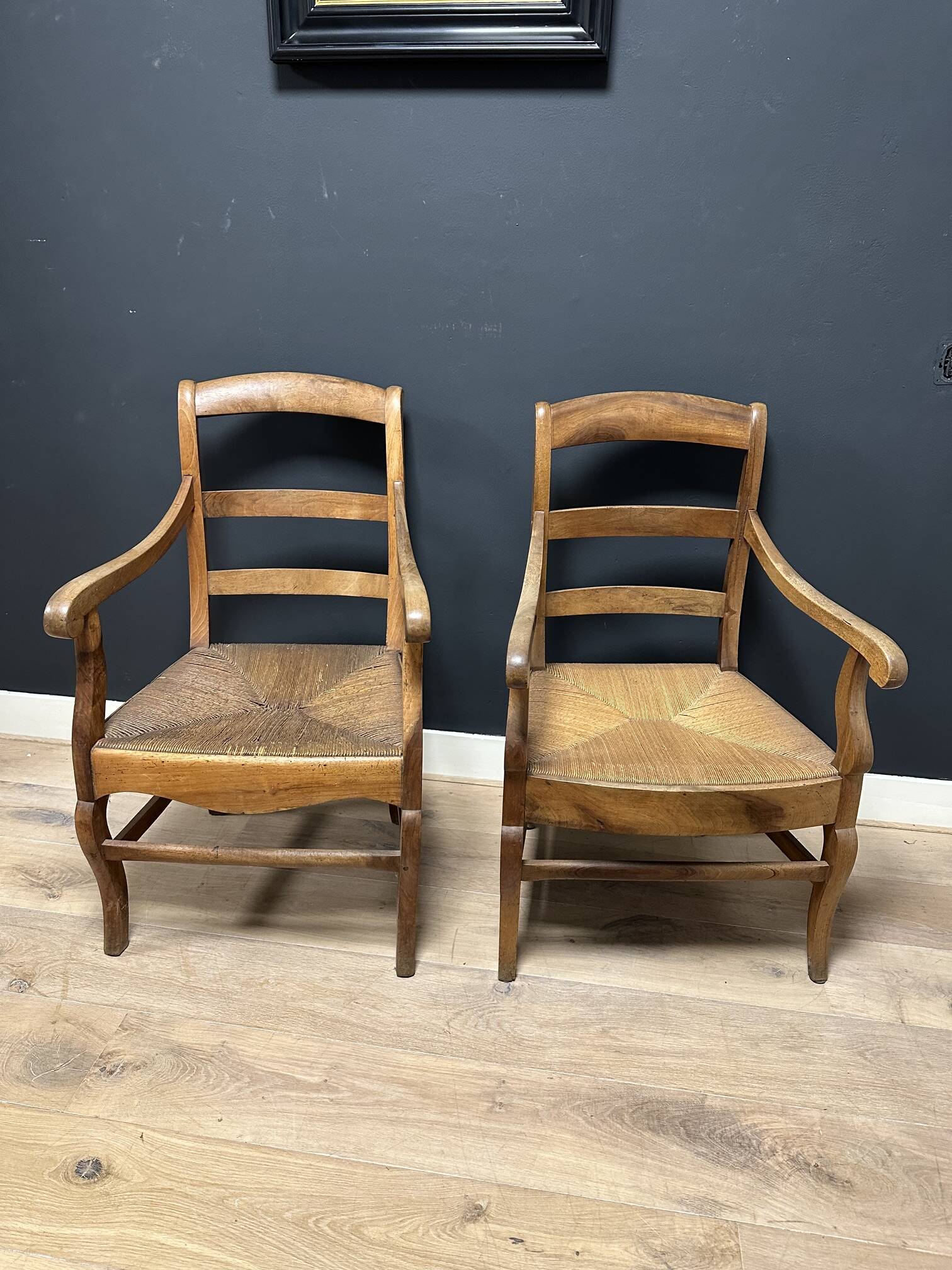 Ensemble de fauteuils provençaux antiques en bon état
