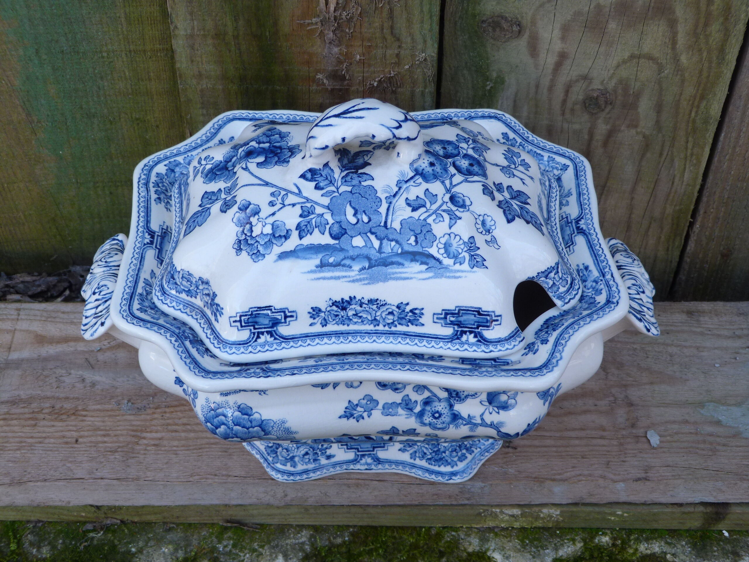 Old English tureen Mason's blue floral pattern