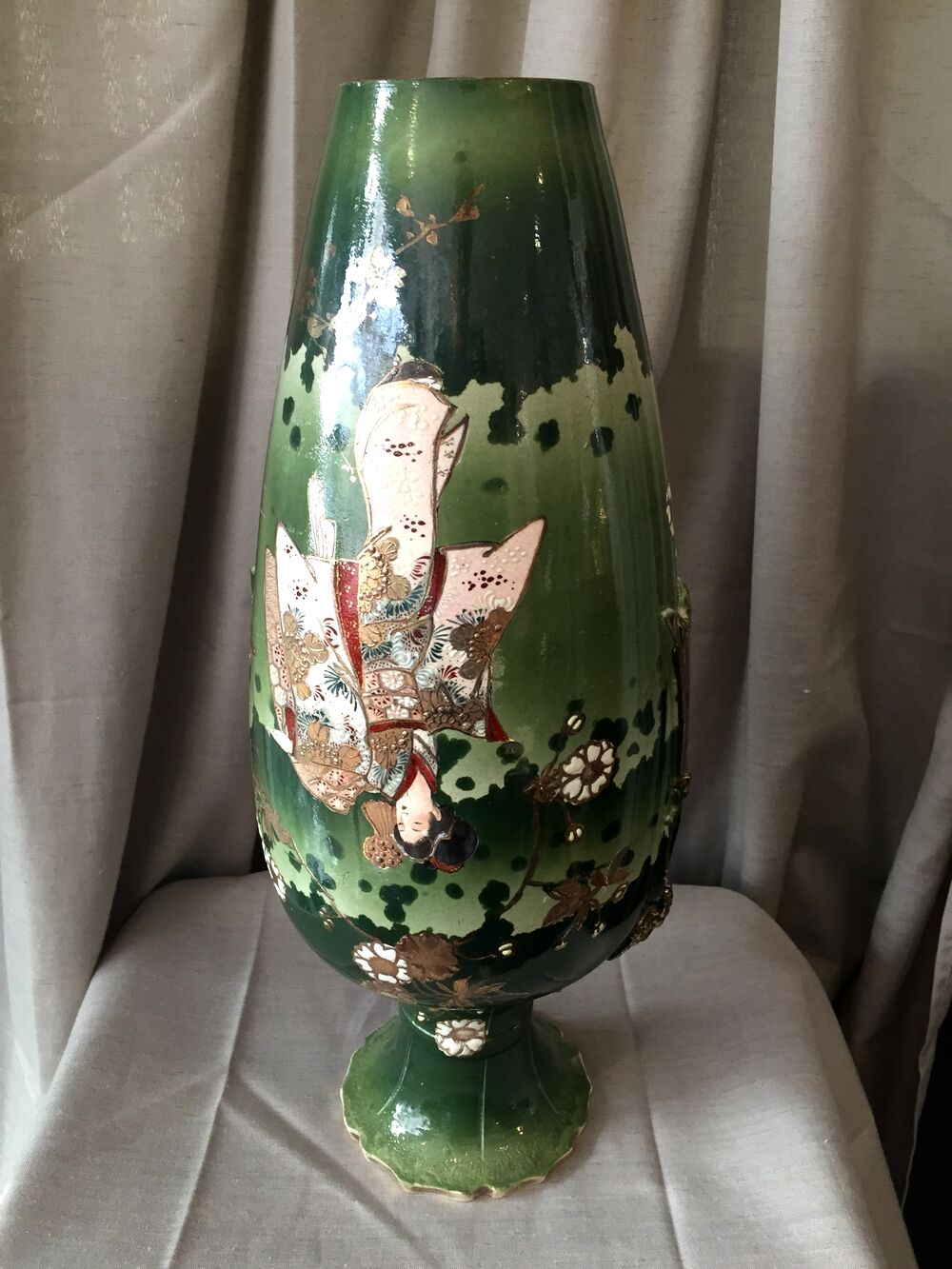 Large asian porcelain vase of green color and dore geisha pattern