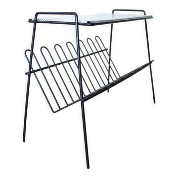 Table d’appoint en métal péroré mid century avec porte-revues - pilastro tomado artimeta era