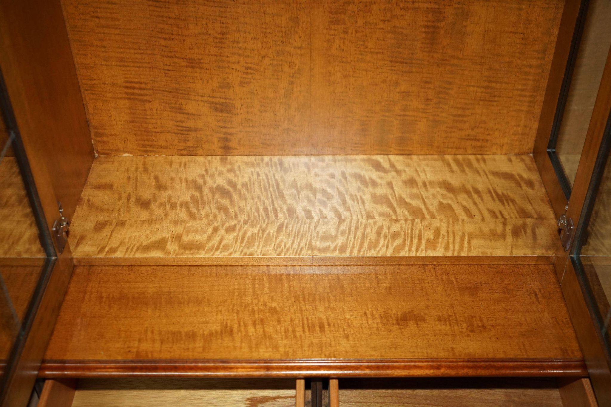 Buffet vintage en noyer burr avec vitres et éclairage, style Art Deco