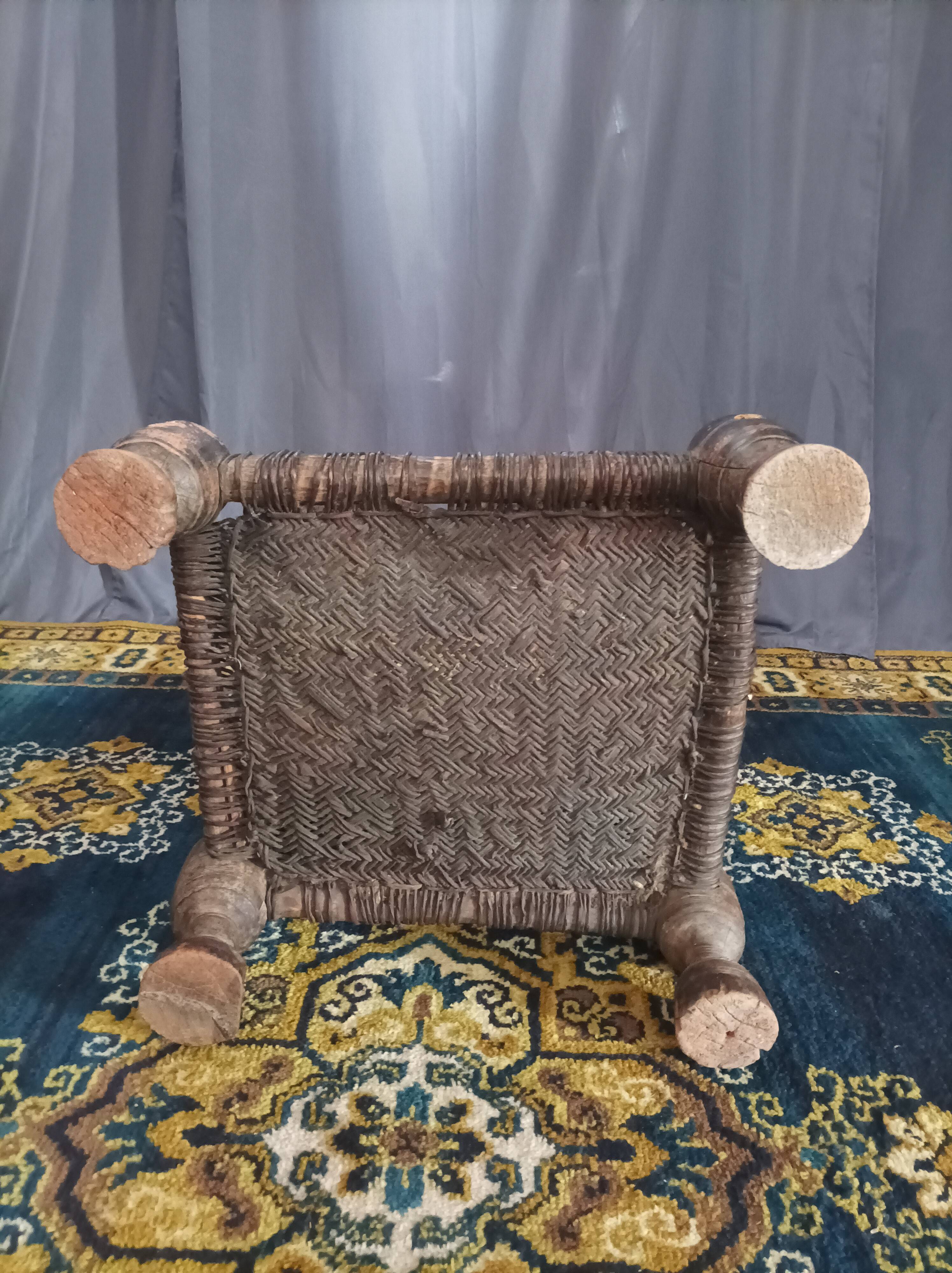 Chaise basse afghane en bois sculpté