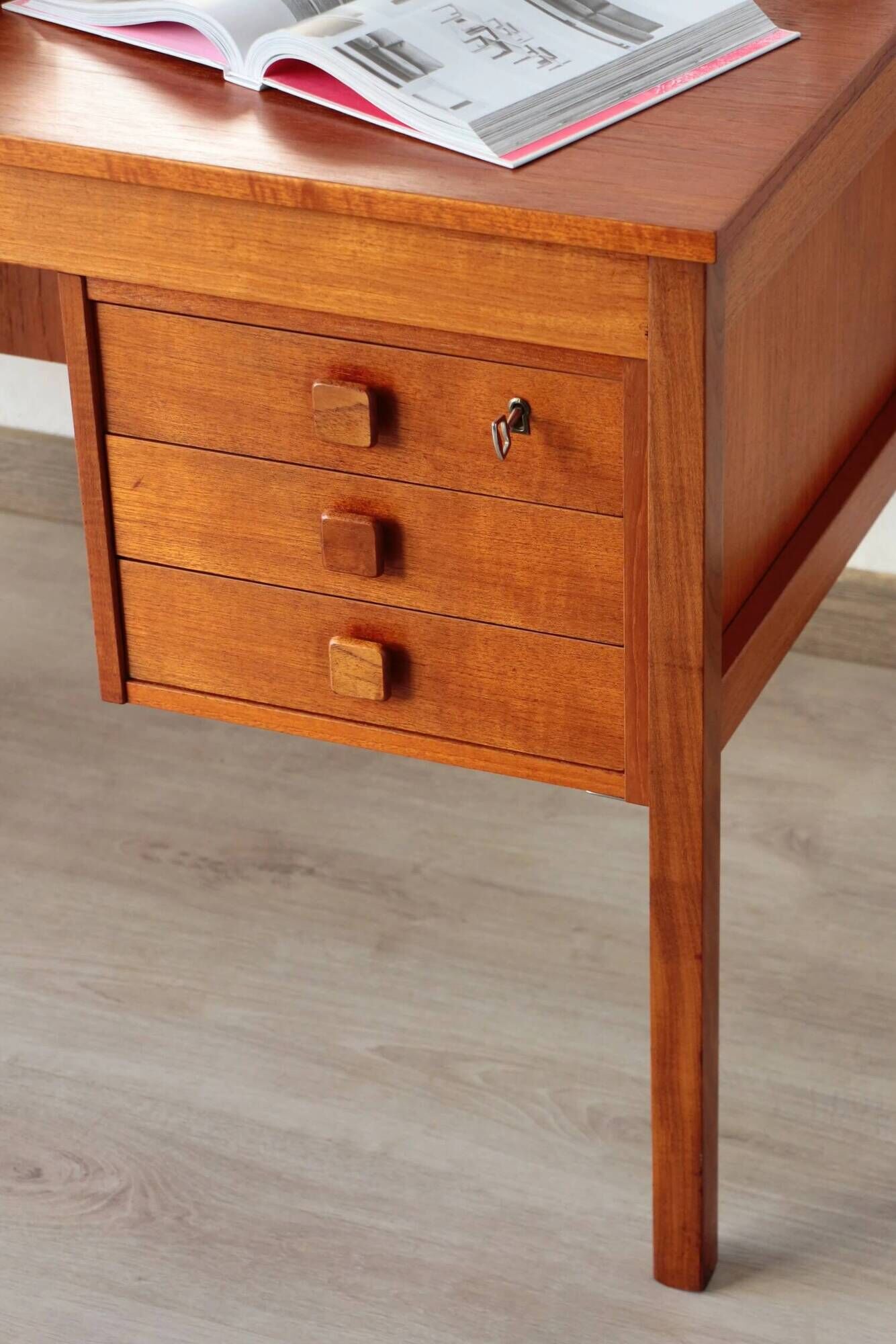 Bureau danois en teck vintage – Domino Møbler (années 60)