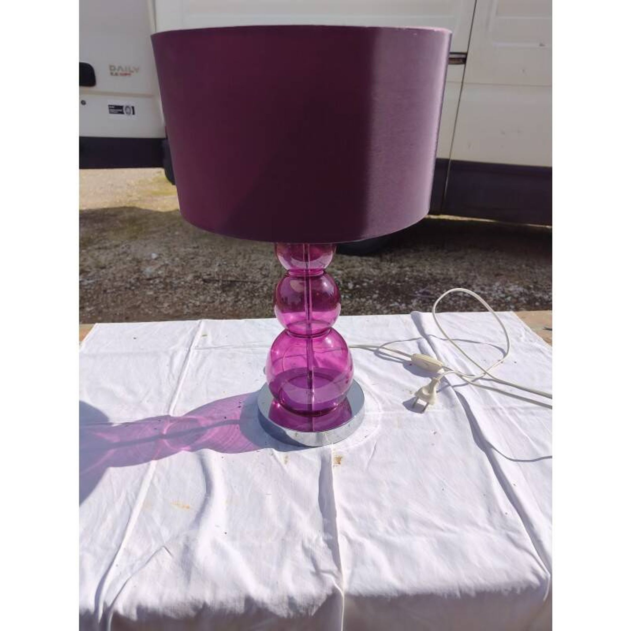 Lampe vintage en chrome et verre de couleur