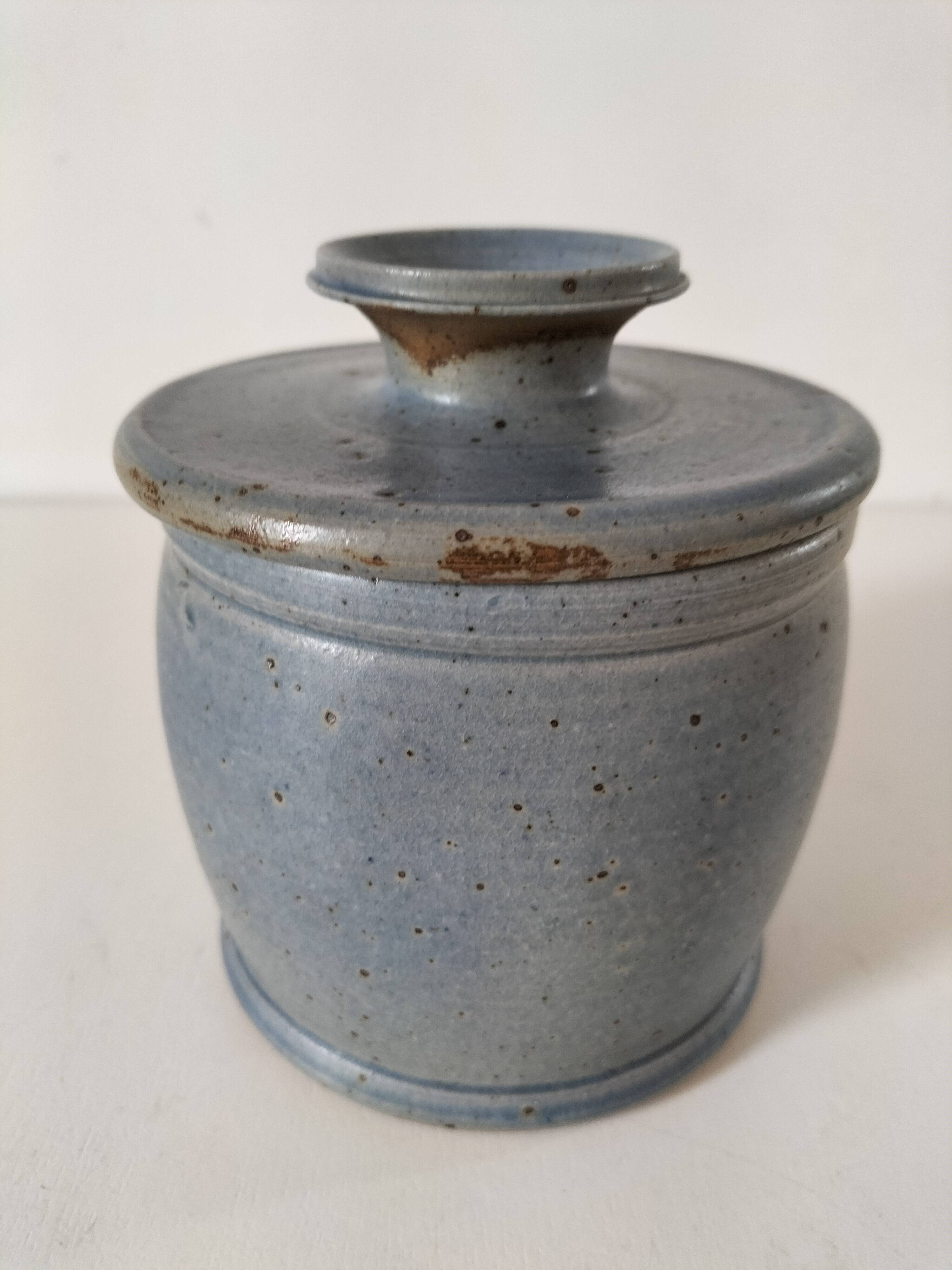 Beurrier à eau en grès artisanal bleu-gris moucheté