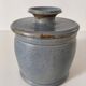 Beurrier à eau en grès artisanal bleu-gris moucheté