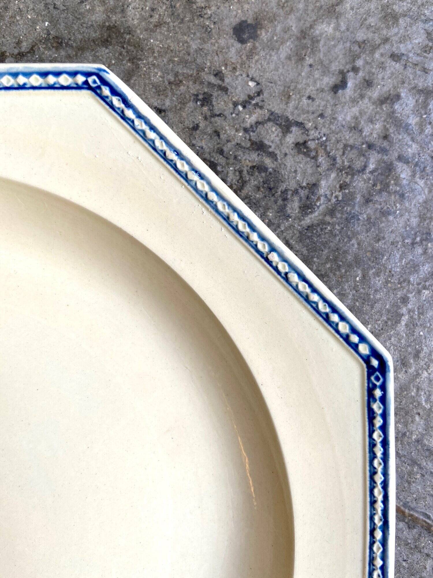 Assiette plate octogonale en terre de fer de Chantilly