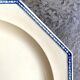 Assiette plate octogonale en terre de fer de Chantilly