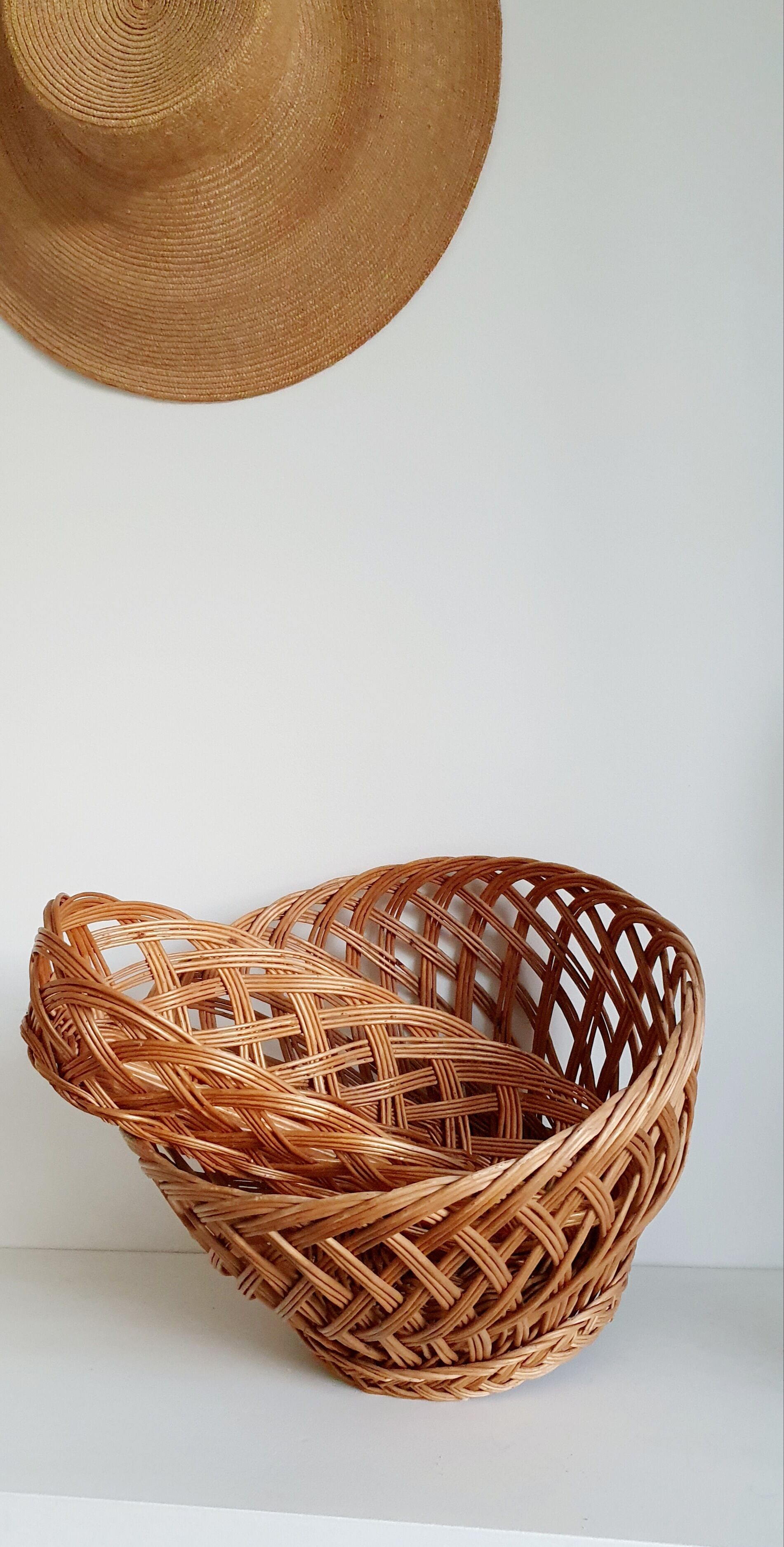 Bread basket and basket