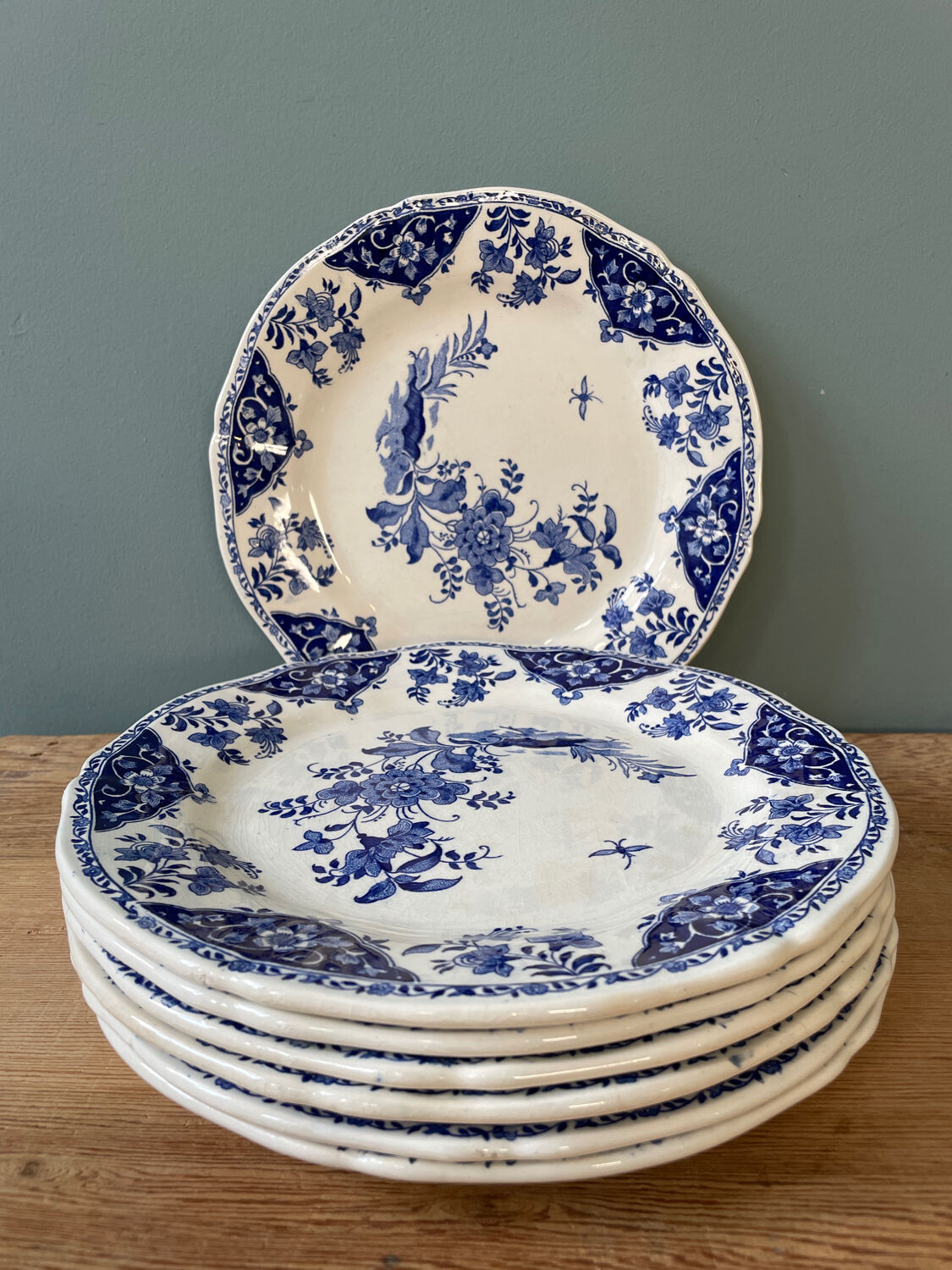 Set of 7 flat plates in Gien earthenware, Delft décor