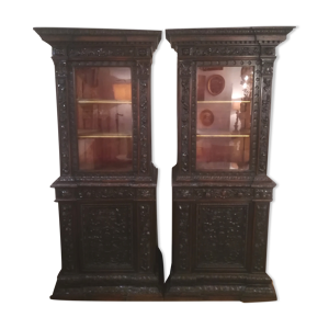 Paire de vitrines en noyer foncé