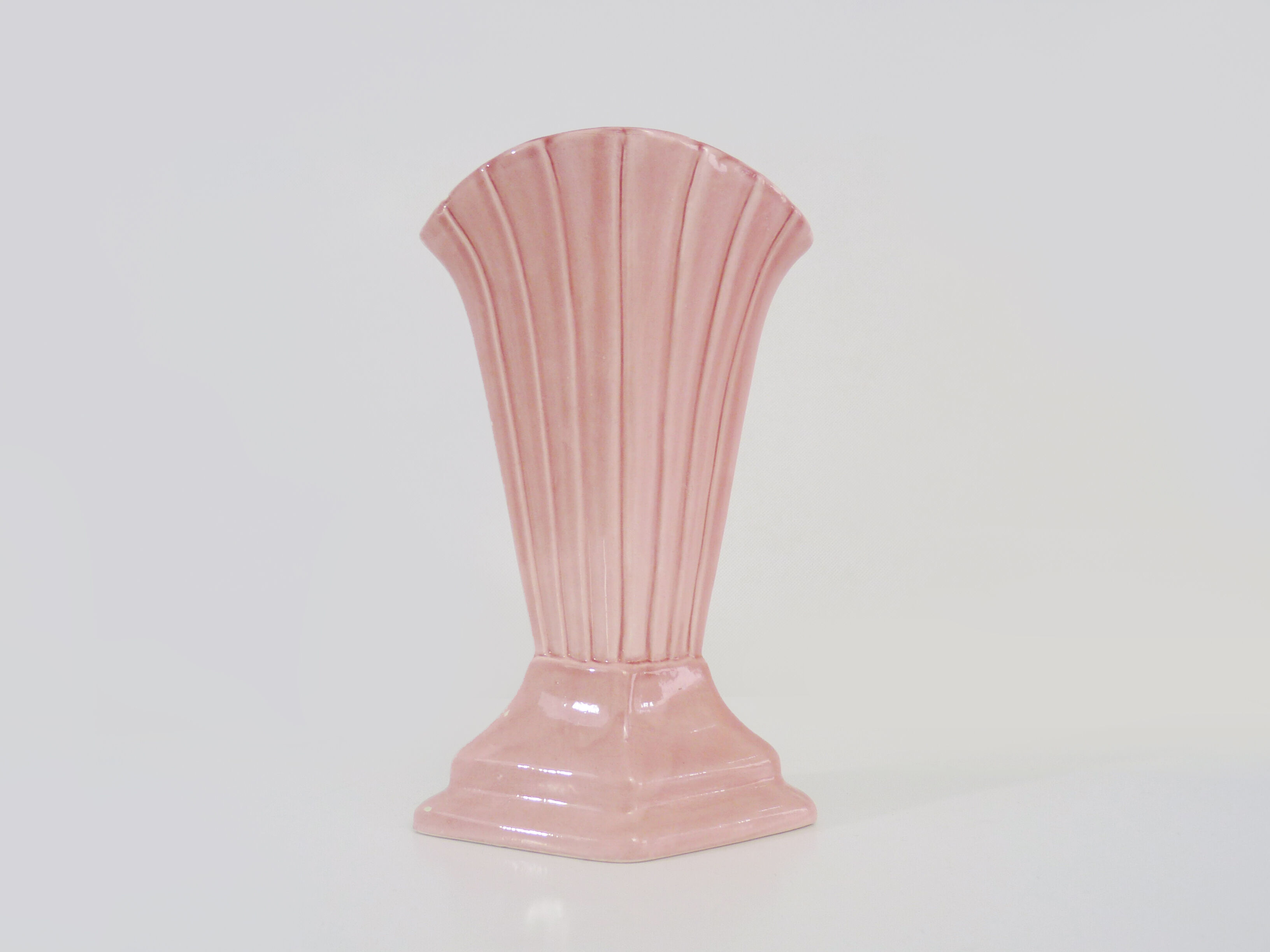 Vintage shell vase in pink ceramic from the 50s