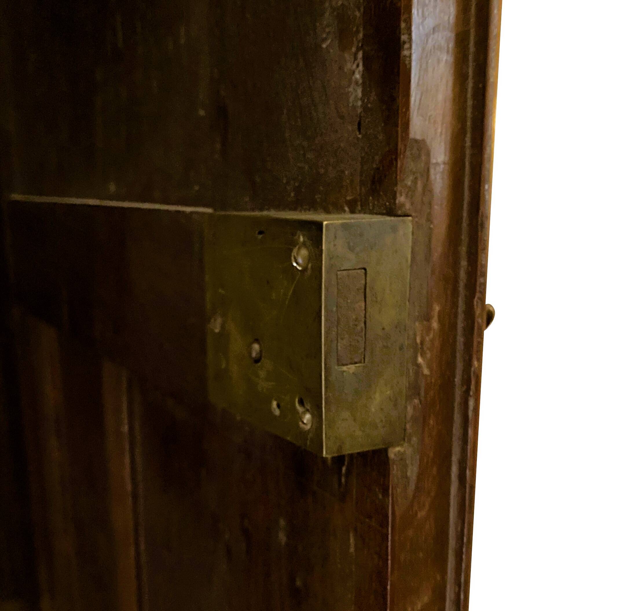 Petite armoire de port en acajou XVIIIe siècle