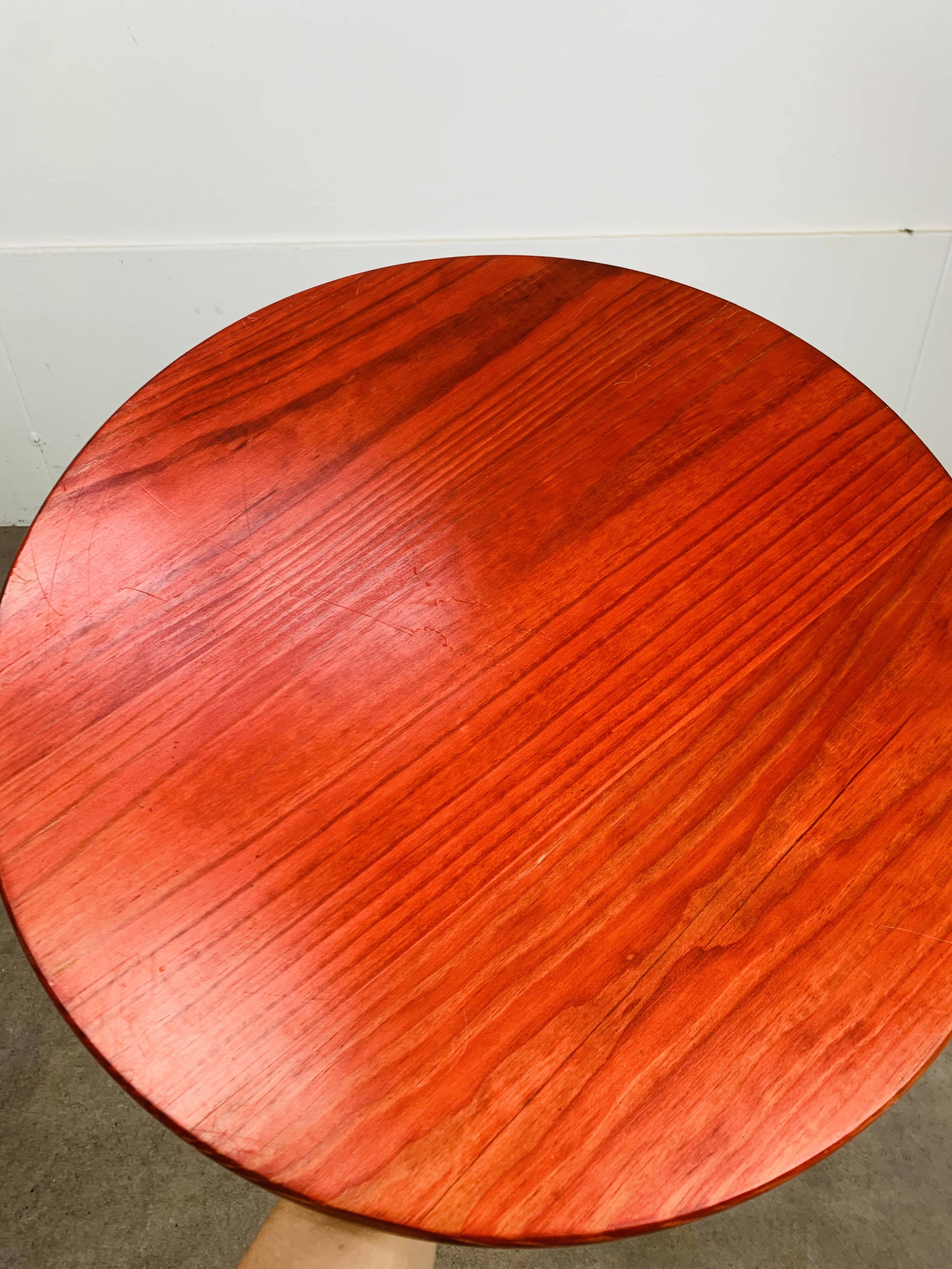 Table d'appoint tripode vintage en bois rouge et noir