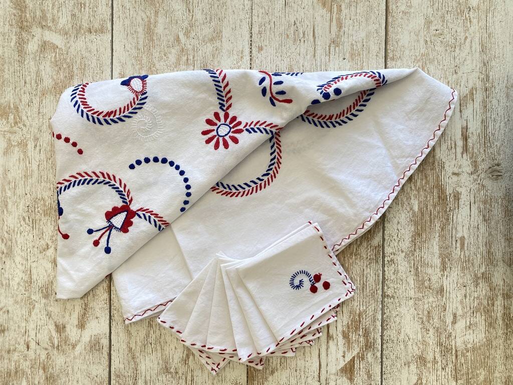 Hand embroidered round tablecloth and its 6 napkins - arabesque decoration - Cotton - diam. 130 cm