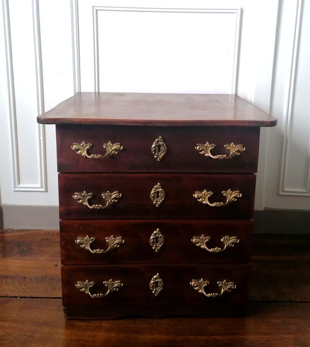 English-style chest of drawers