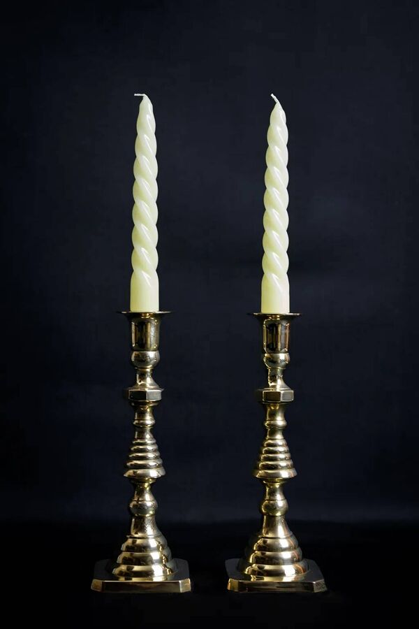 Paire de chandeliers victoriens en cuivre et laiton
