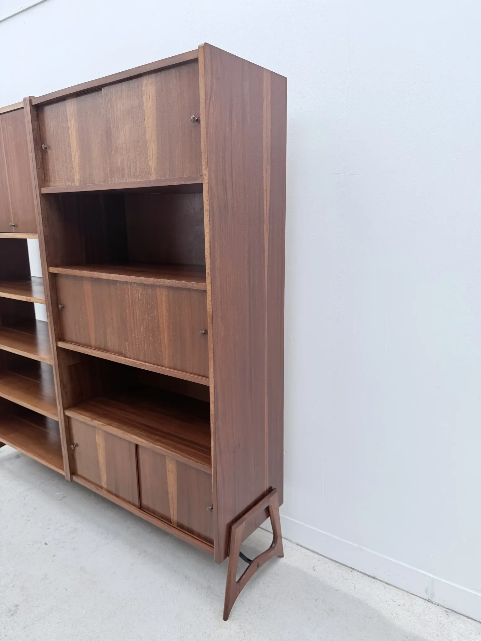 Scandinavian style bookshelf in teak and brass, 1950.