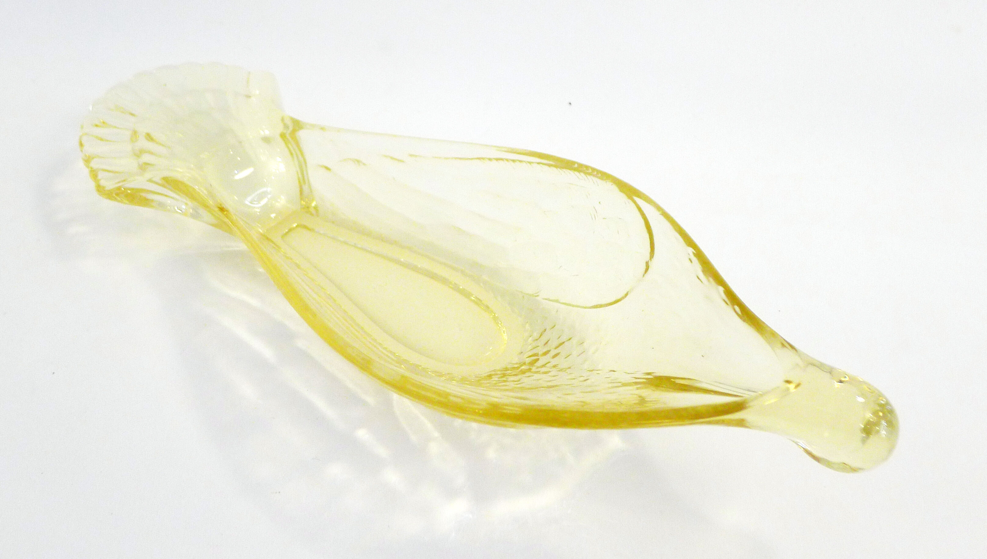 Plat coupe oiseau, en verre cristallin jaune pâle