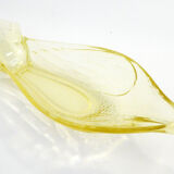 Plat coupe oiseau, en verre cristallin jaune pâle