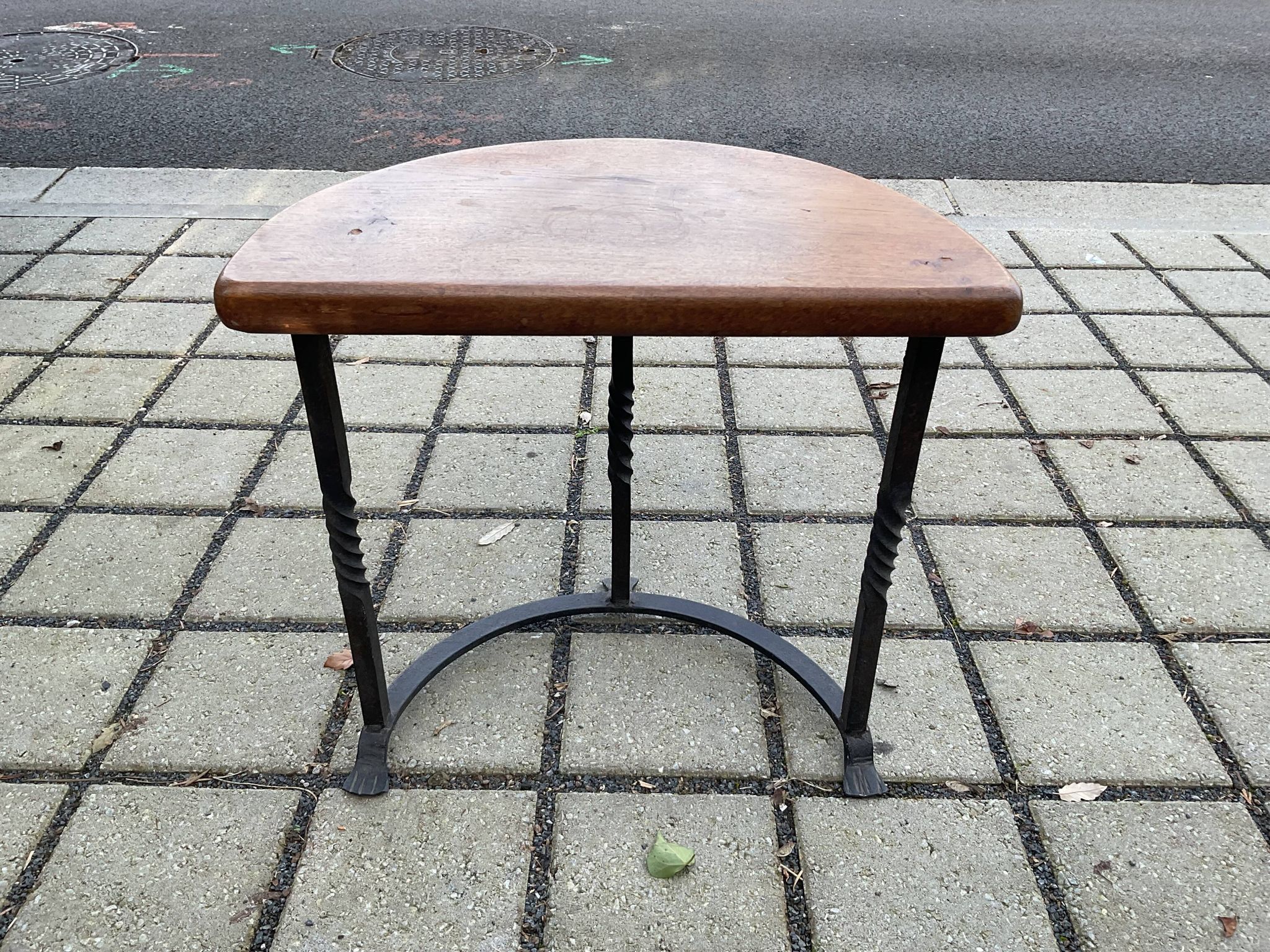Paire de tables  chêne et fer forge des années 30, Art déco