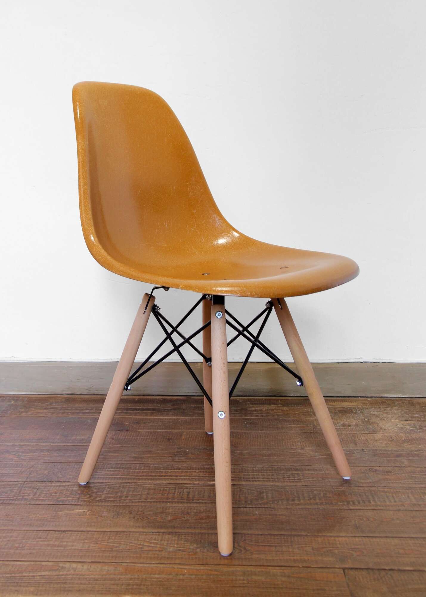 Chaise DSW ochre dark par Charles et Ray Eames pour Herman Miller, années 60