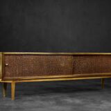 Buffet en bouleau moderne scandinave du milieu du siècle avec relief en cuivre sur le devant, années 1960