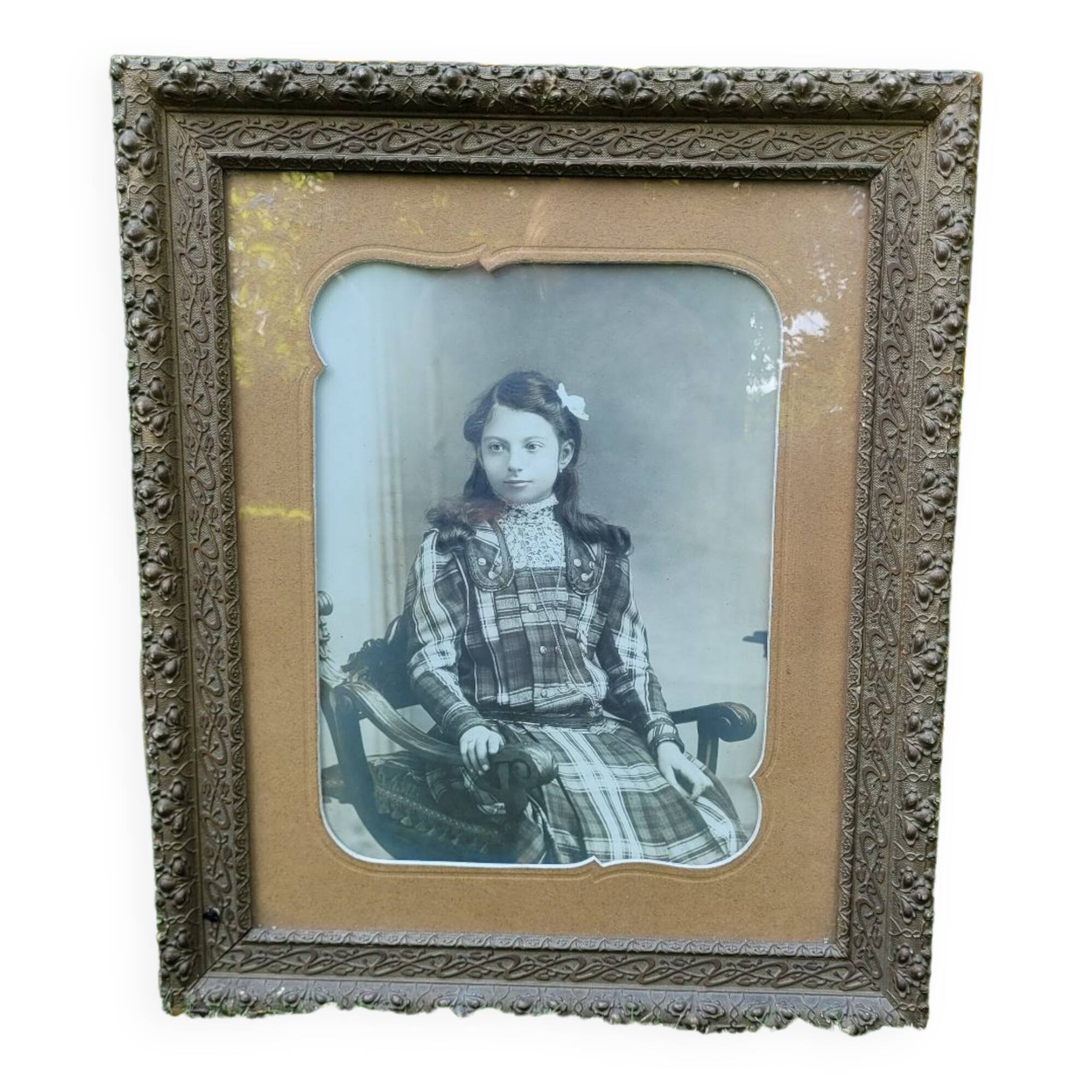 Framed portrait of a young girl.