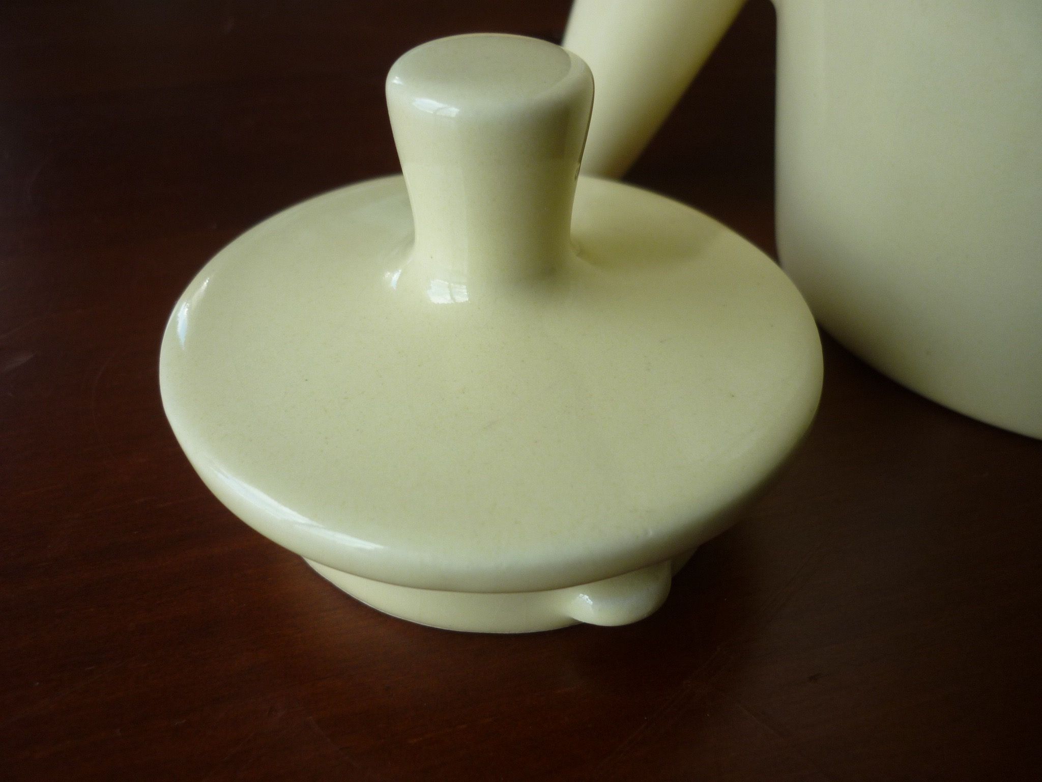 Cafetière jaune en céramique vintage