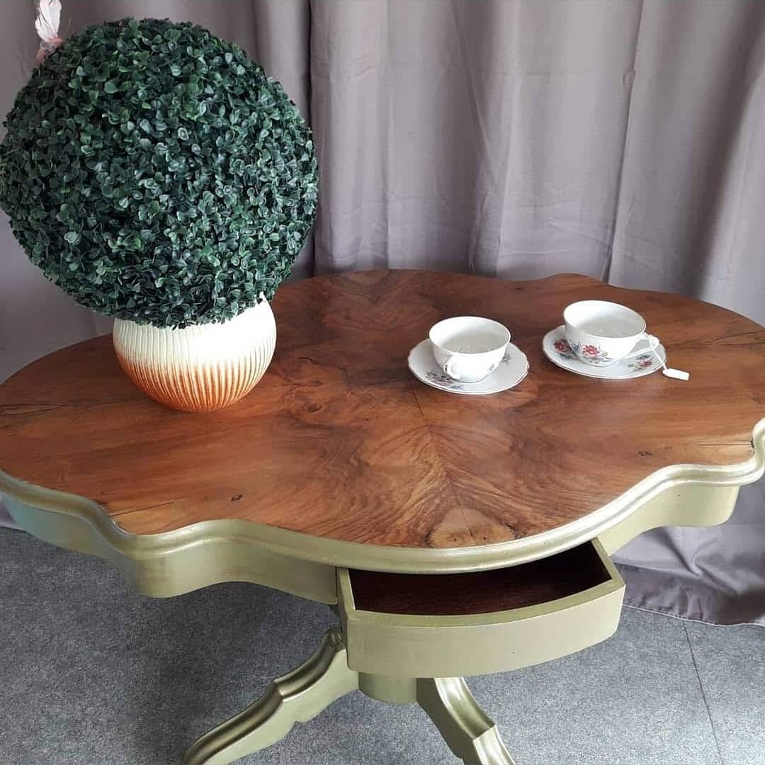 Violin table