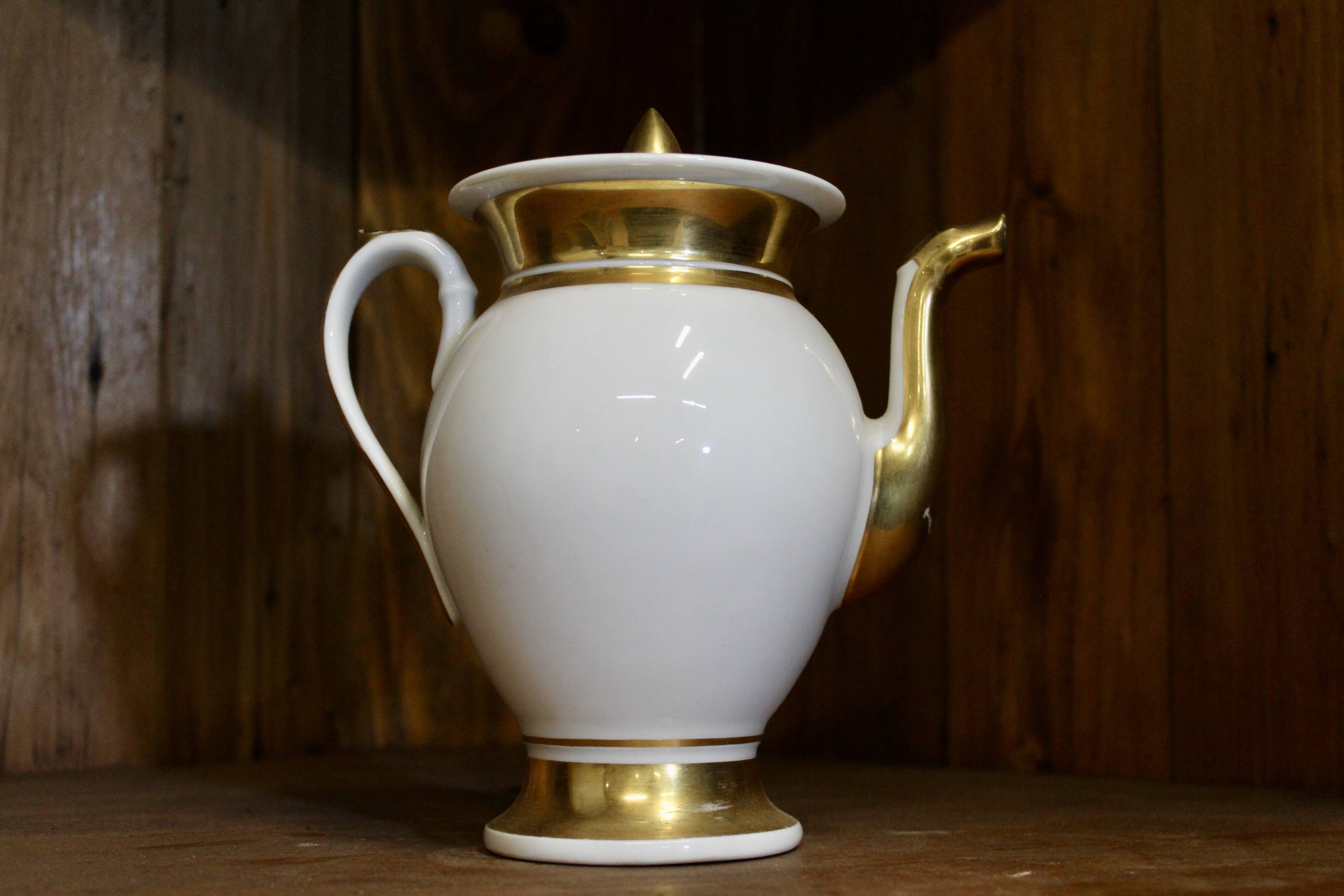 Verseuse en porcelaine de Paris, filets d'or, époque Empire
