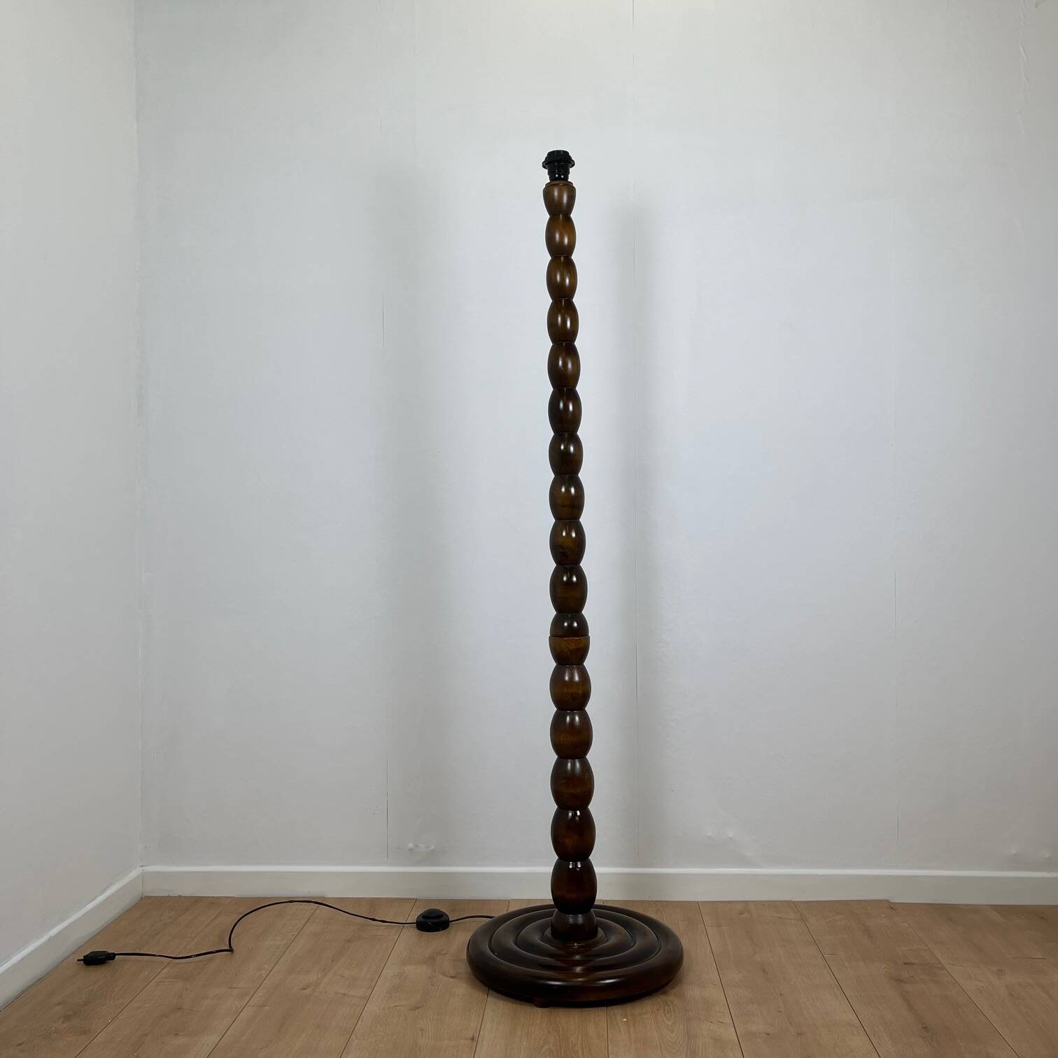 Pied de lampe de sol en bois tourné , 1980