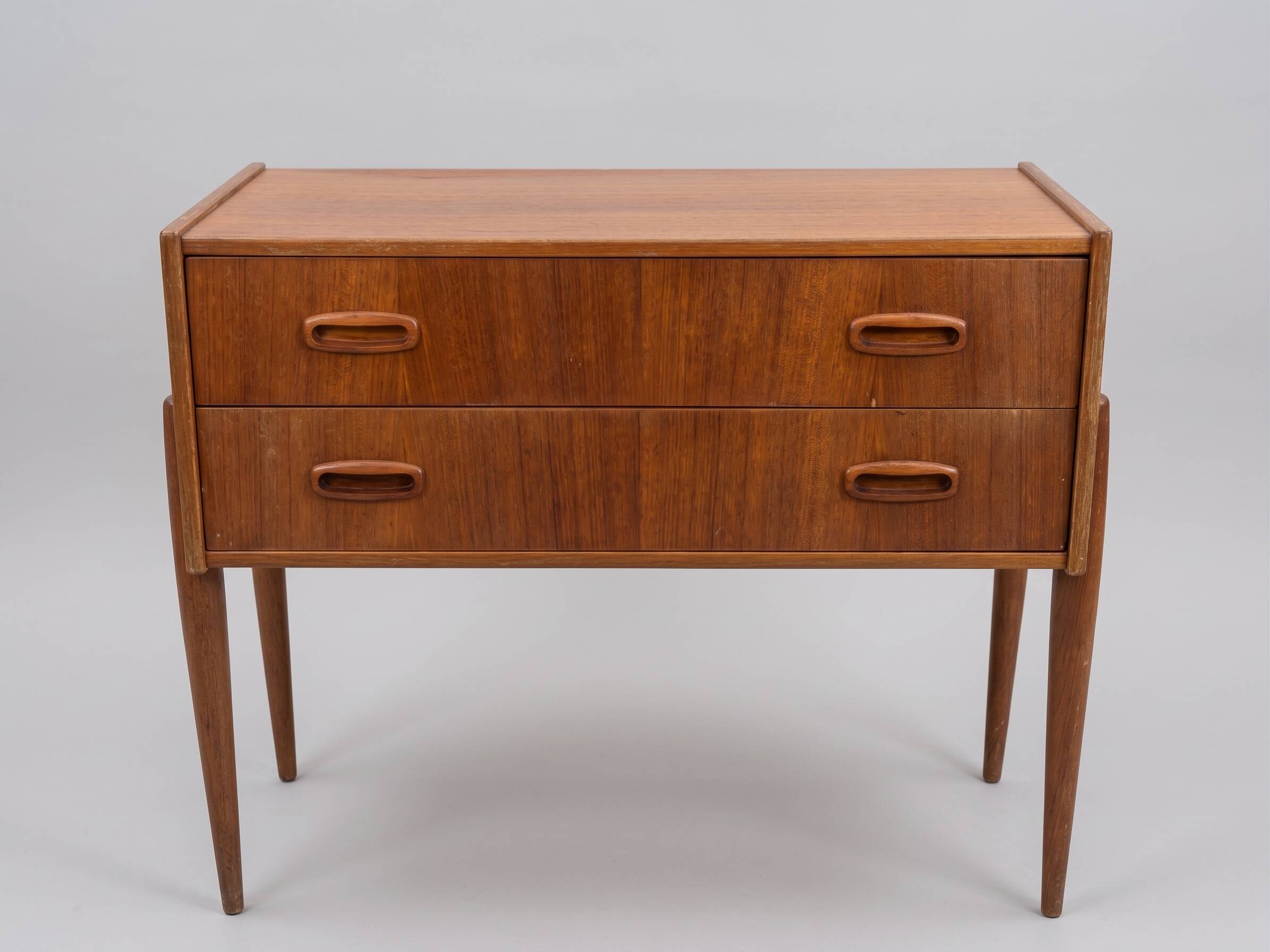 Table de chevet / petite commode scandinave design année 70