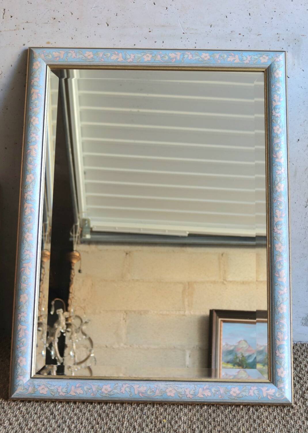 Miroir en bois peint, décor fleuri vintage