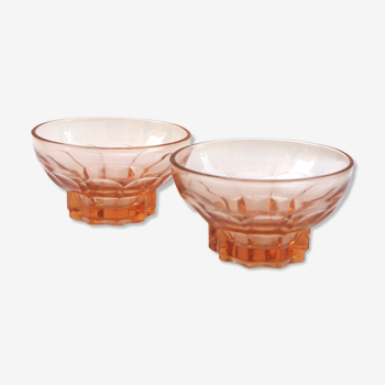 Deux verres en verre rose