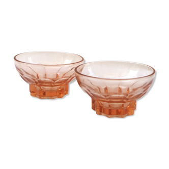 Deux verres en verre rose