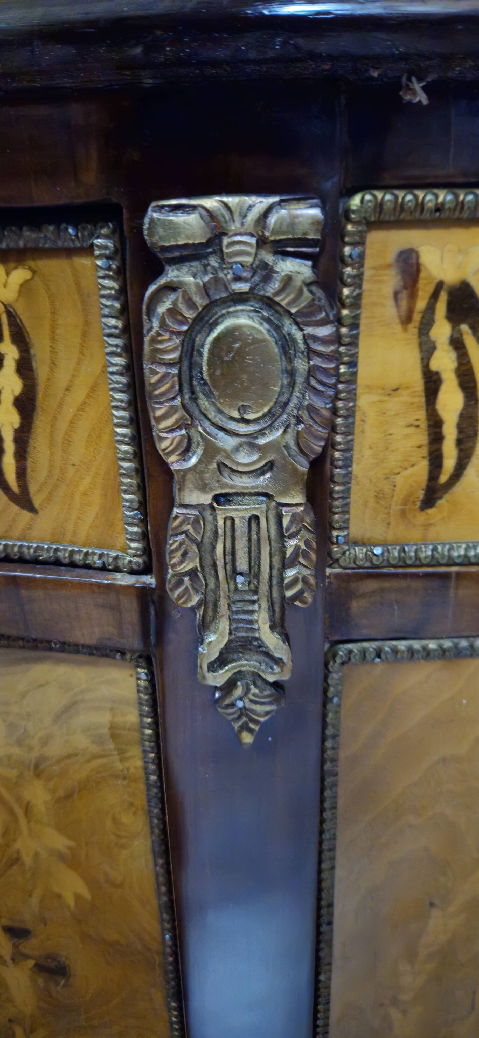 Commode demi-lune de style Louis XV en marqueterie et décors de bronze