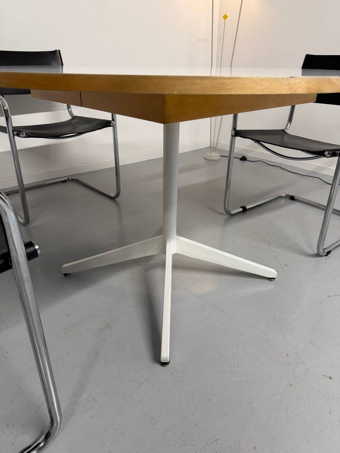 Extendable dining table designed by George Nelson for Herman Miller 60’