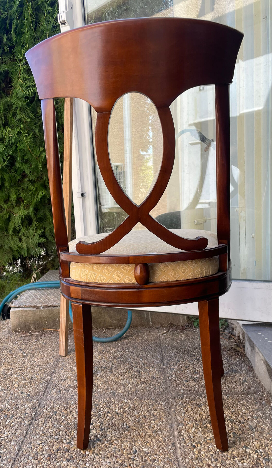 Une chaise ancienne en bois