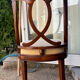 Une chaise ancienne en bois