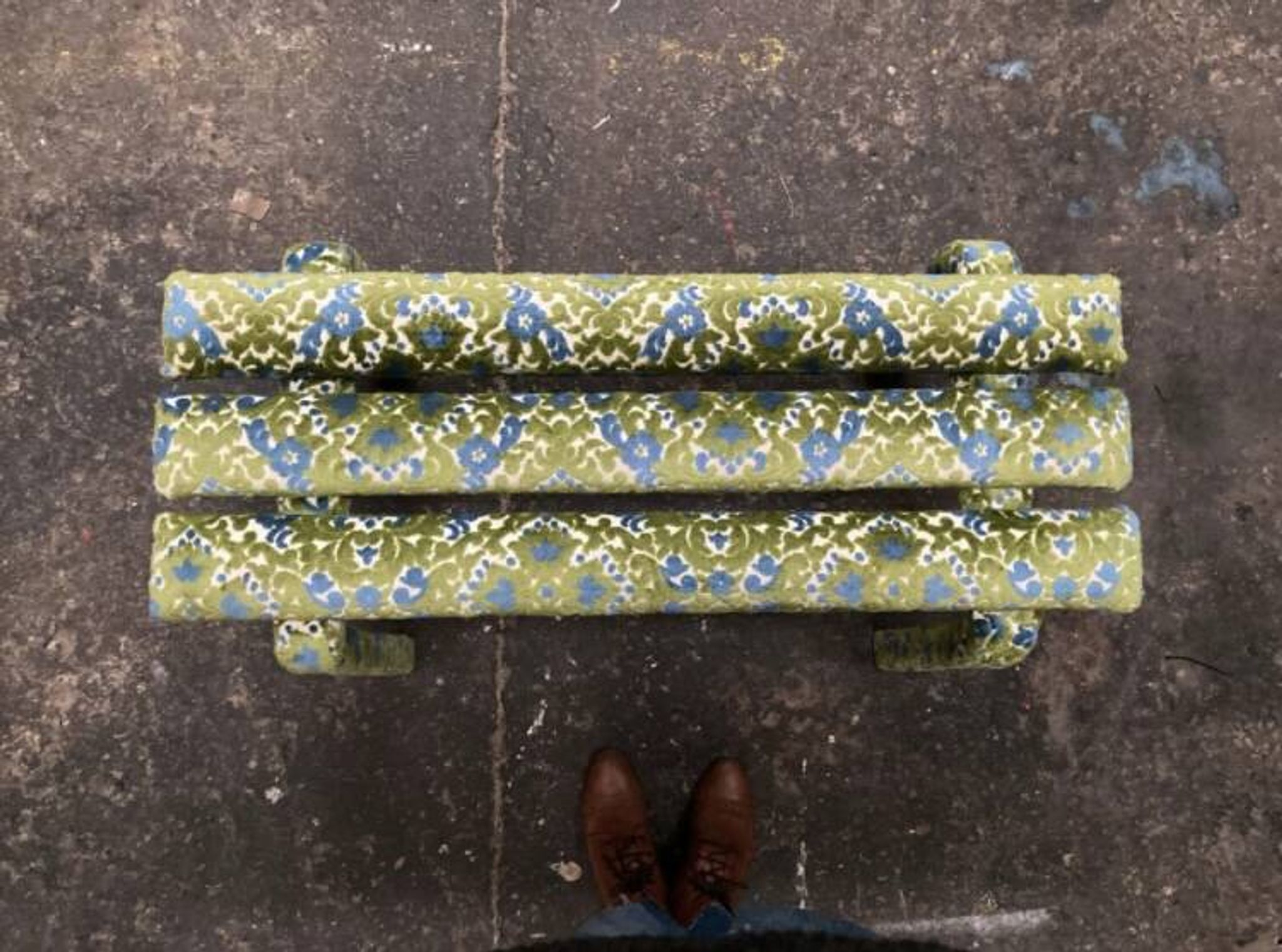Banc en velours fleuri