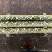 Banc en velours fleuri