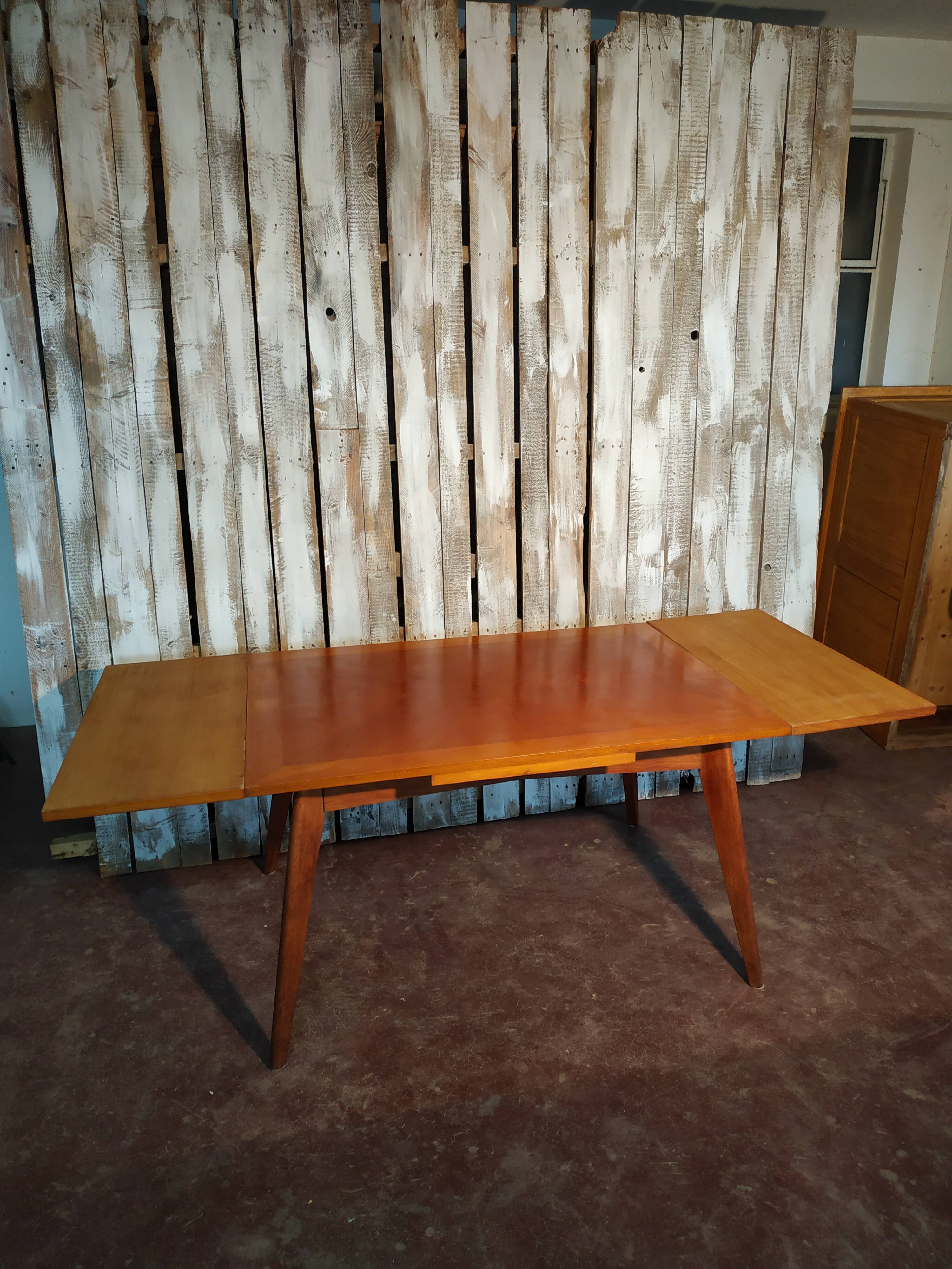Table scandinave