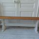 Banc vintage réenchanté en gris perle, assise bois.