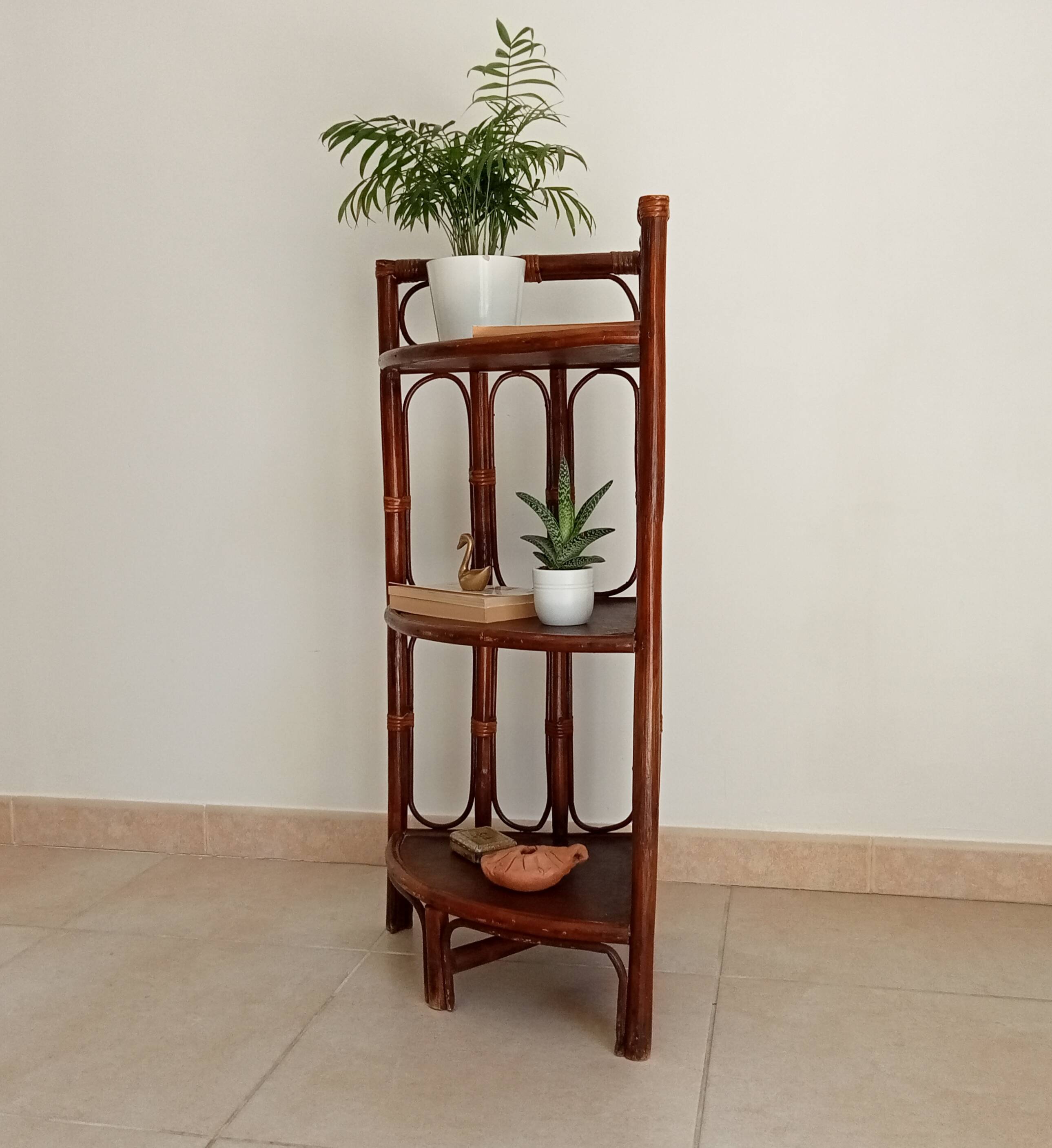 Étagère d' angle vintage bambou et rotin années 70