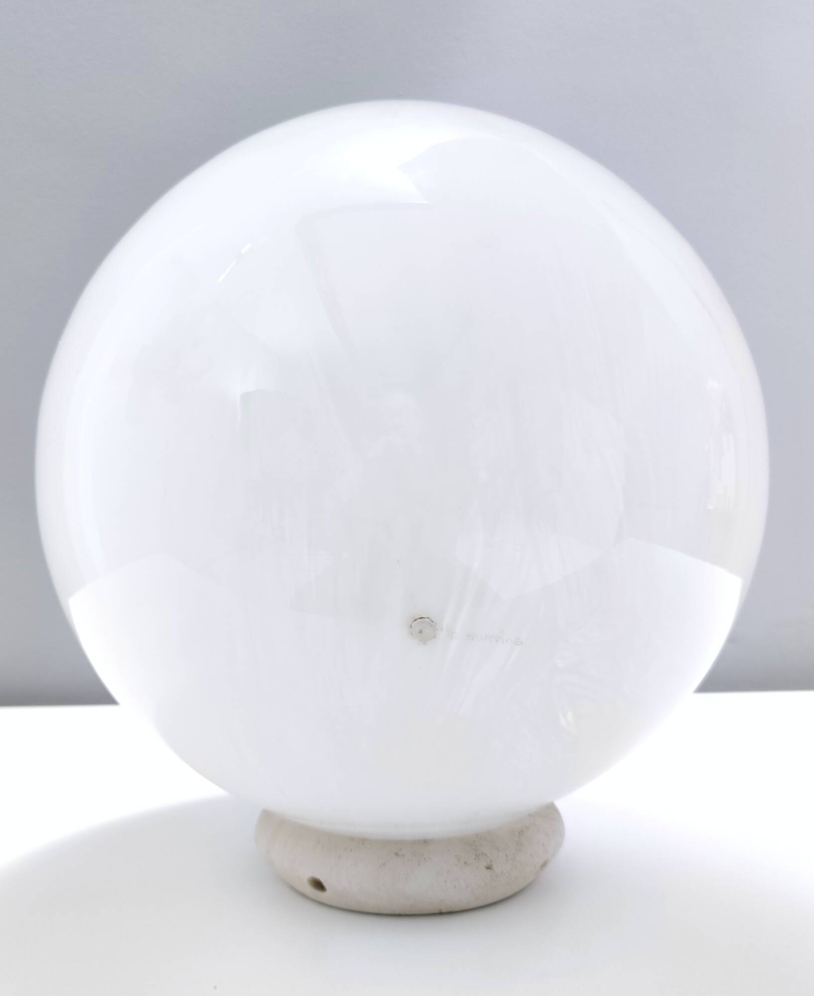 Lampe de table sphérique en verre soufflé de Murano blanc par La Murrina avec Murrines
