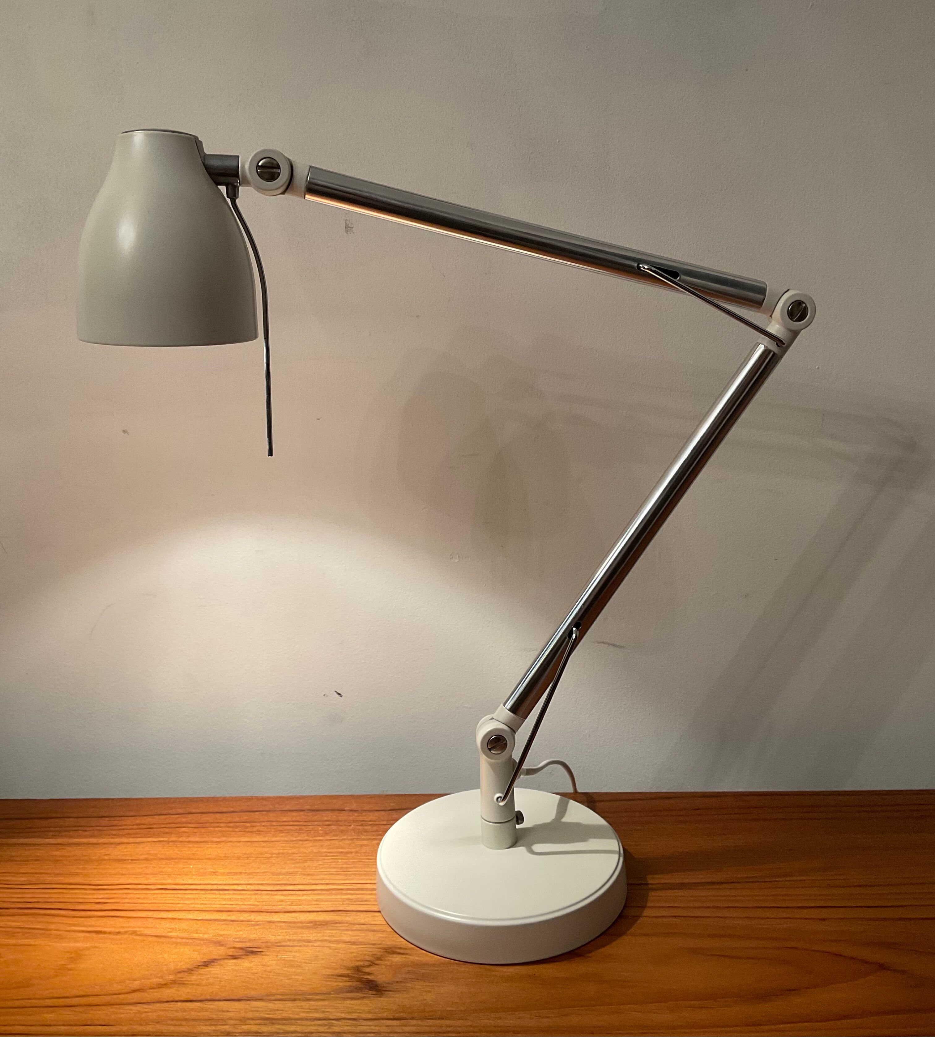 Articulated design desk lamp